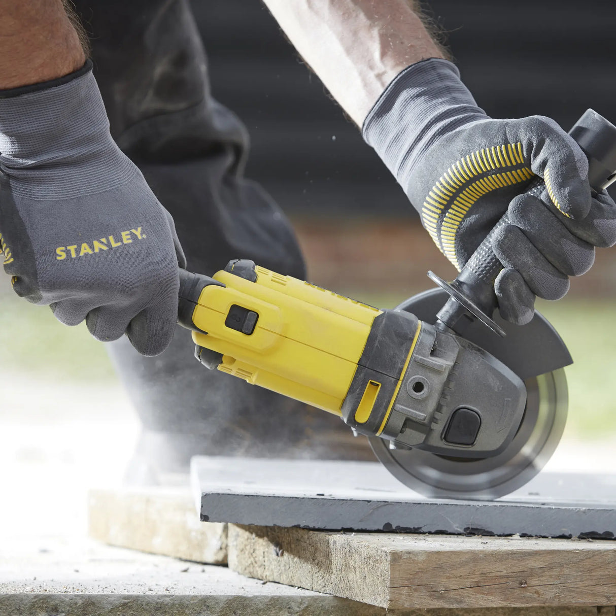 Smerigliatrice Angolare Stanley SFMCG400M2K
